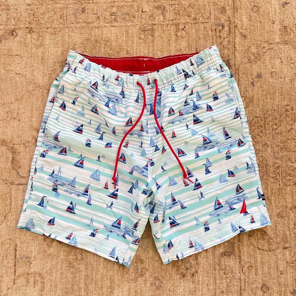 Nautica swim trunks in sailboat motif men’s size small
